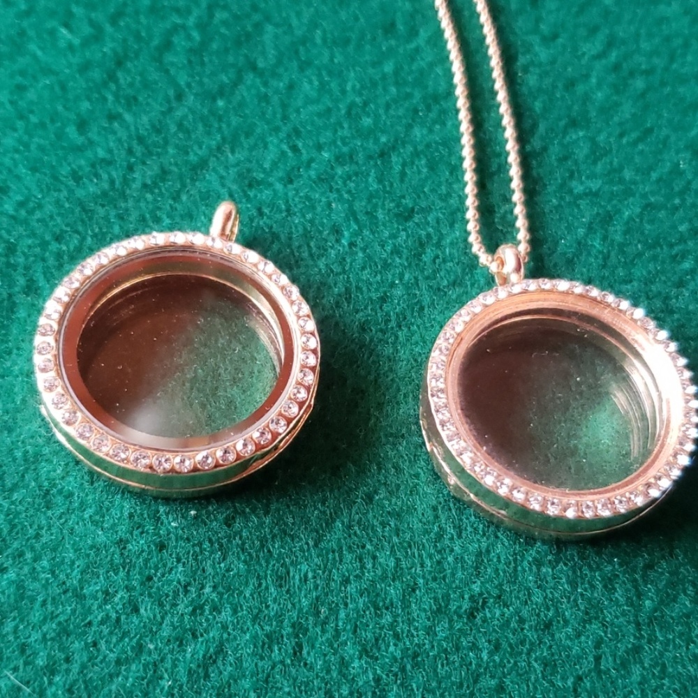 Women's magnetic floating charm necklaces in gold